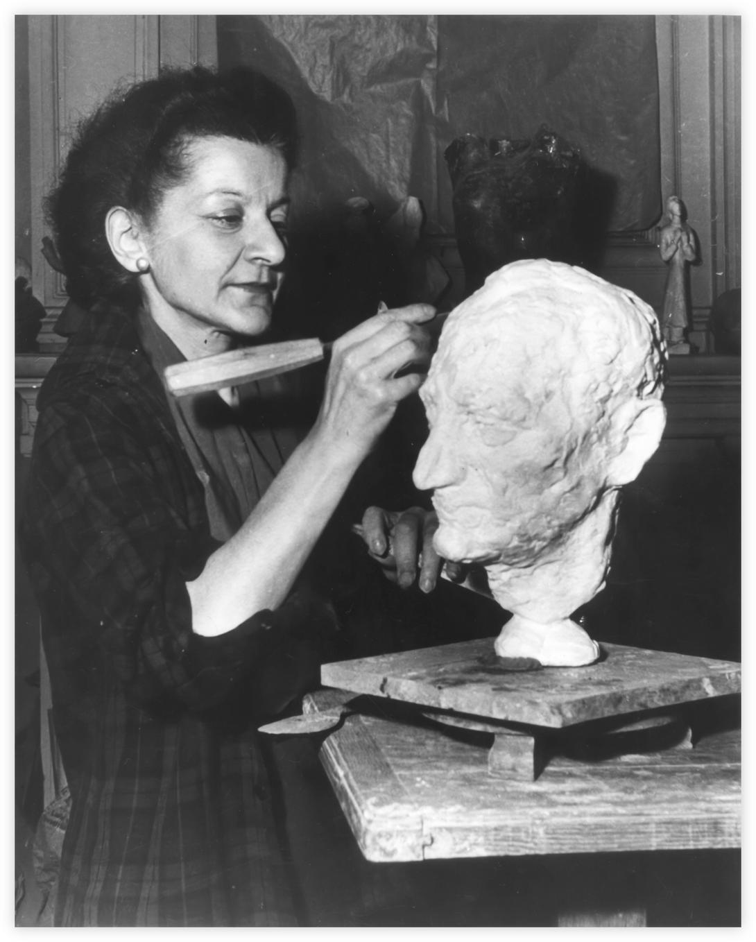 Daria sculpte le buste de Charles Estienne 1957