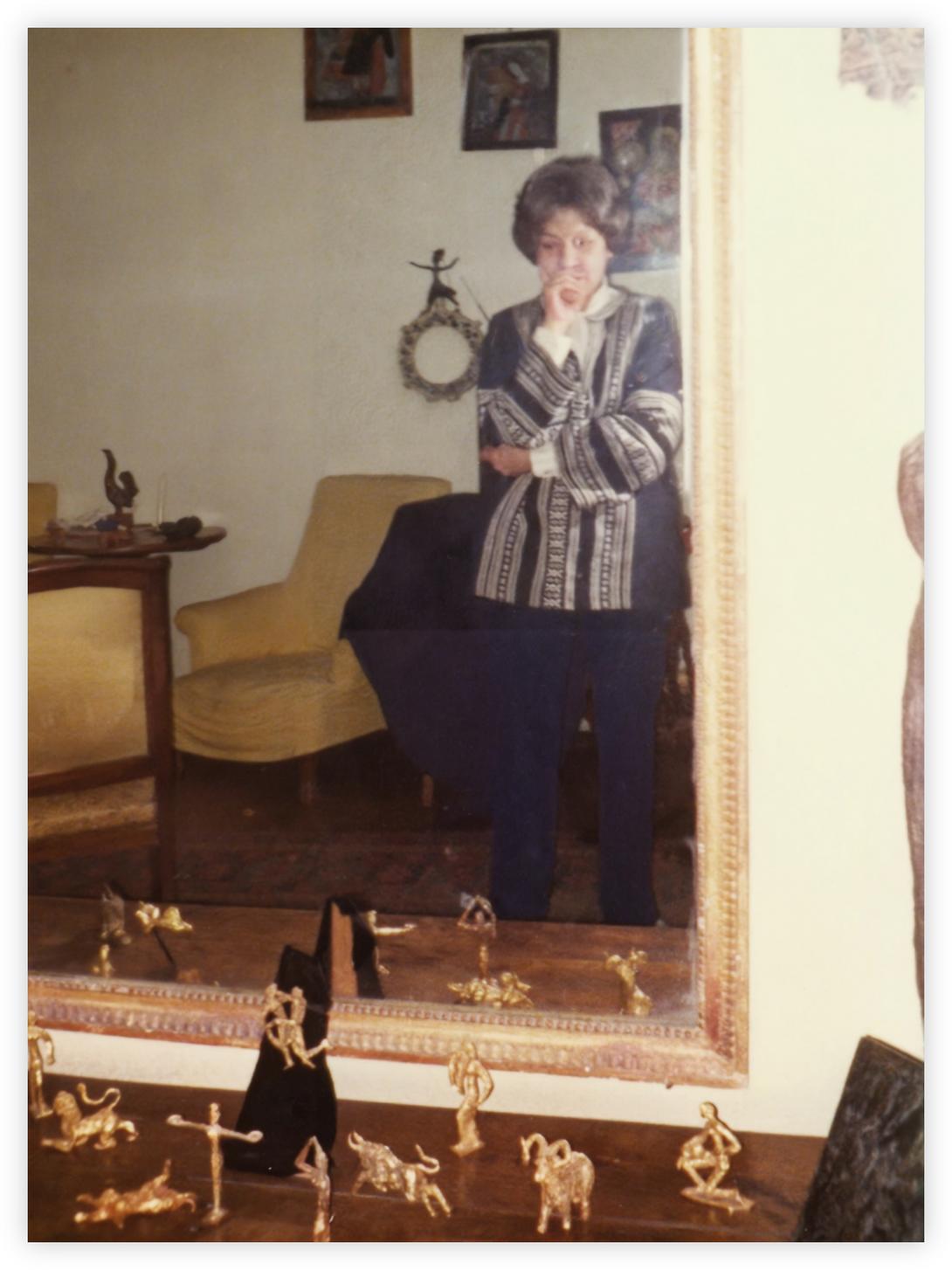 Square Delormel, Paris 1973, Daria chez elle, reflet dans le miroir