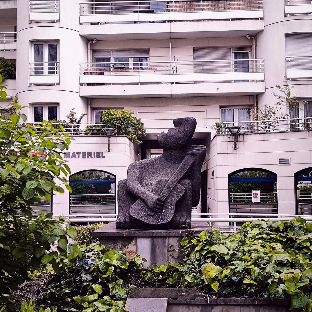 Joueur de Contrebasse, à l'entrée du Conservatoire de musique de Sèvres