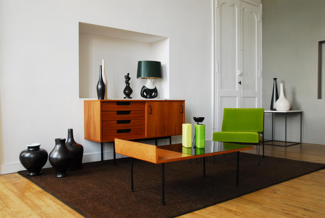 salon Nontron 2016 avec Commode 148 Pierre Guariche Table basse 132 André Monpoix Chauffeuse G2 de ARP galerie Pascal Cuisinier