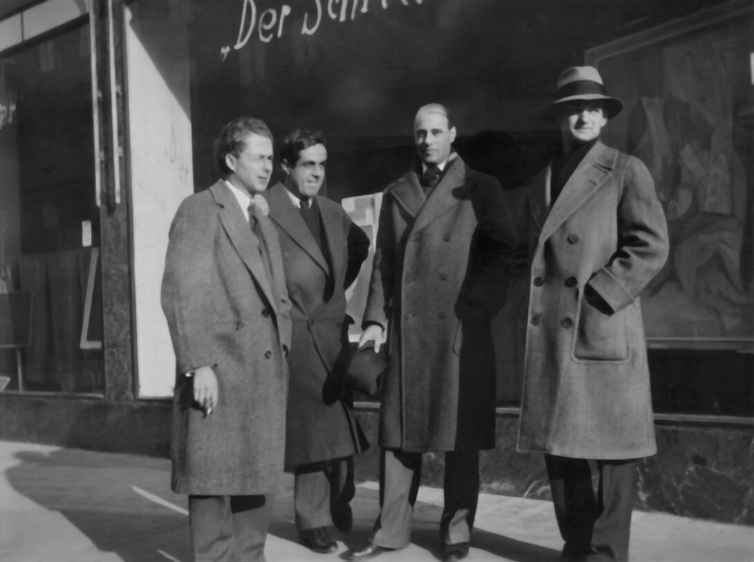 Membres du Schritt Weiter devant l'exposition en 1932
