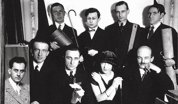 Groupe Dada par Man Ray en 1922. Avec de gauche à droite : Paul Chadourne, Tristan Tzara, Philippe Soupault, Serge Charchoune ; et au premier rang, Man Ray, Paul Éluard, Jacques Rigaut, Mme Soupault, Georges Ribemont-Dessaignes.