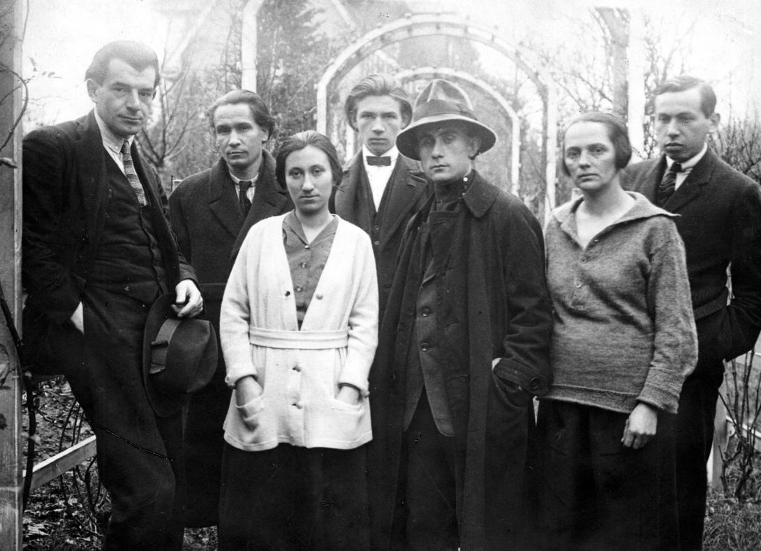 Sándor Bortnyik, Béla Uitz, Erzsi Újvári, Andor Simon, Lajos Kassák, Jolán Simon, Sándor Barta à Vienne en 1922.