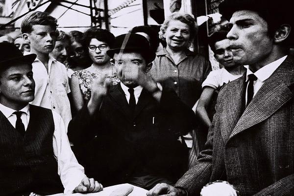 Robert Bozzi, Georges Maciunas et Ben Vautier à la terrasse du Provence, 27 juillet 1963